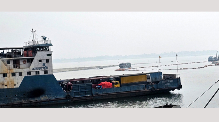 দৌলতদিয়া-পাটুরিয়া নৌরুটের নতুন চ্যানেলে ঝুঁকি॥ফেরী চলছে দুই কিলোমিটার এলাকা ঘুরে 